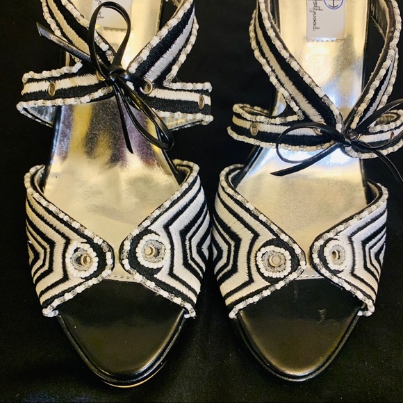 SLIP ON PEEP TOE HEELS - Picture 2 of 8